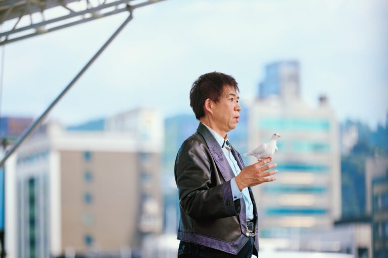 《怪盜神偷》基隆童話藝術節，魔術師在戶外舞台手上變出白鴿