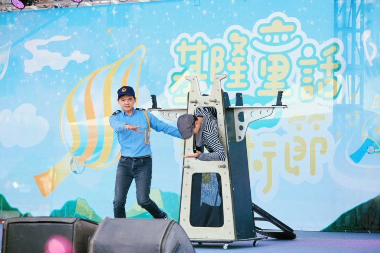 《怪盜神偷》基隆童話藝術節，警探操作穿刺魔術道具