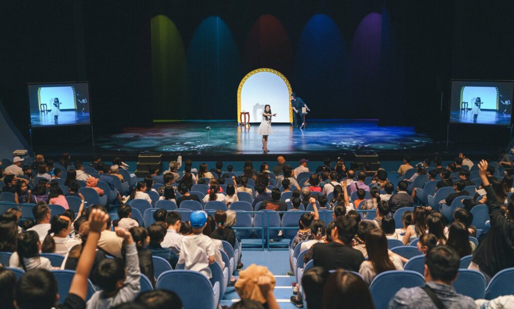 《全明星魔術秀》臺北表演藝術中心球劇場,坐滿觀眾的演出全景