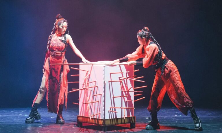《全明星魔術秀》北藝中心球劇場,兩位紅衣演員把長劍插滿白色穿刺箱