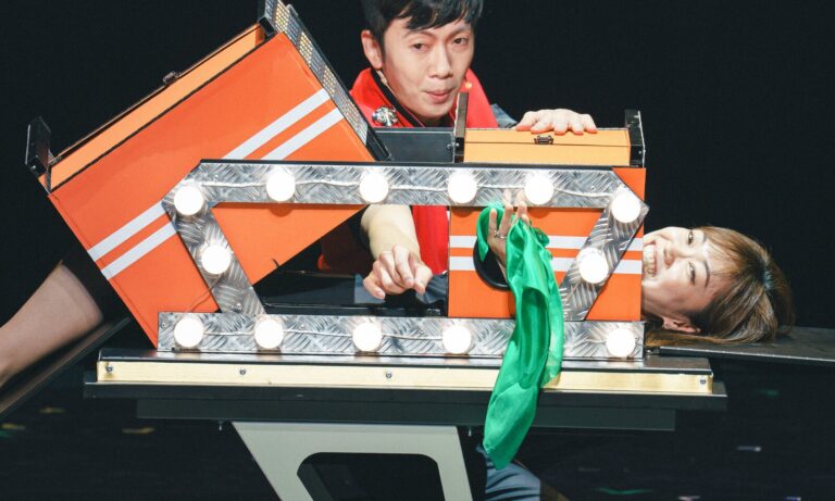 《全明星魔術秀》臺北表演藝術中心球劇場,魔術師查尼表演穿刺箱幻術