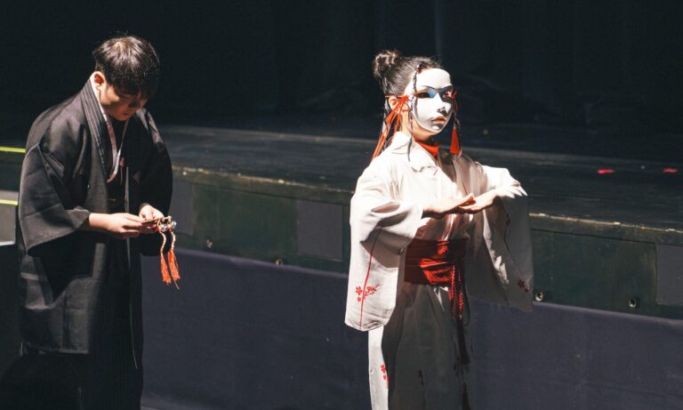 《全明星魔術秀》衛武營演出,和服造型魔術師的雙人段落