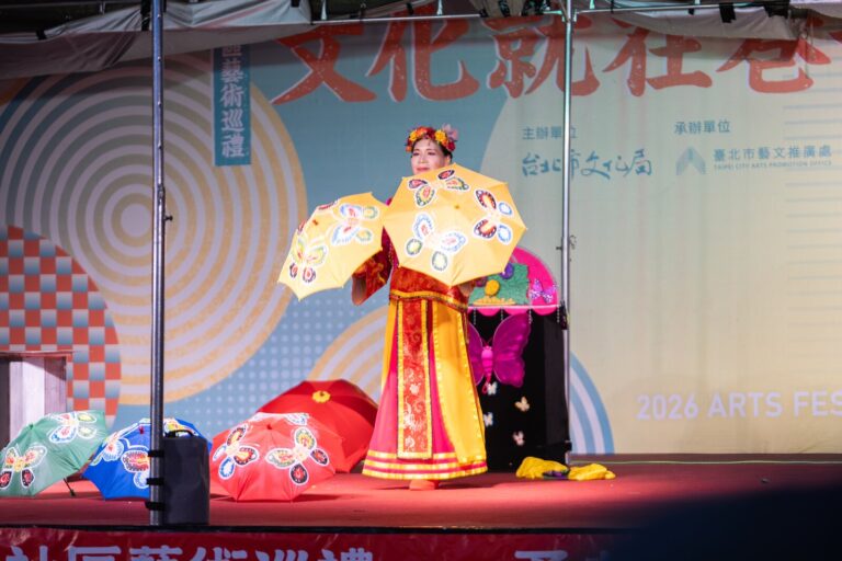 《勇者王大冒險》臺北市內湖新湖國小「文化就在巷子裡」戶外舞台,戲曲造型角色撐扇亮相