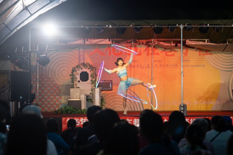 《勇者王大冒險》臺北內湖新湖國小,呼拉圈演員在戶外舞台表演,台下觀眾背影
