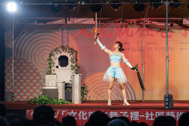 《勇者王大冒險》新湖國小戶外舞台演出,女主角高舉魔杖