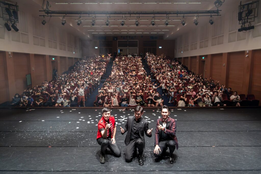 《魔法之夜》桃園市政府文化局演藝廳謝幕,陳漩、幾米、查尼三位魔術師與觀眾席