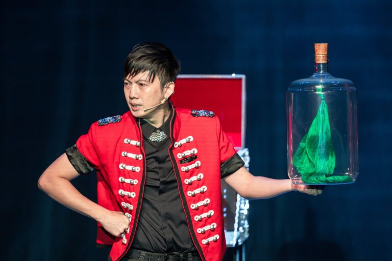 《魔法之夜》桃園市政府文化局演藝廳,魔術師查尼表演水瓶裡變出絲巾