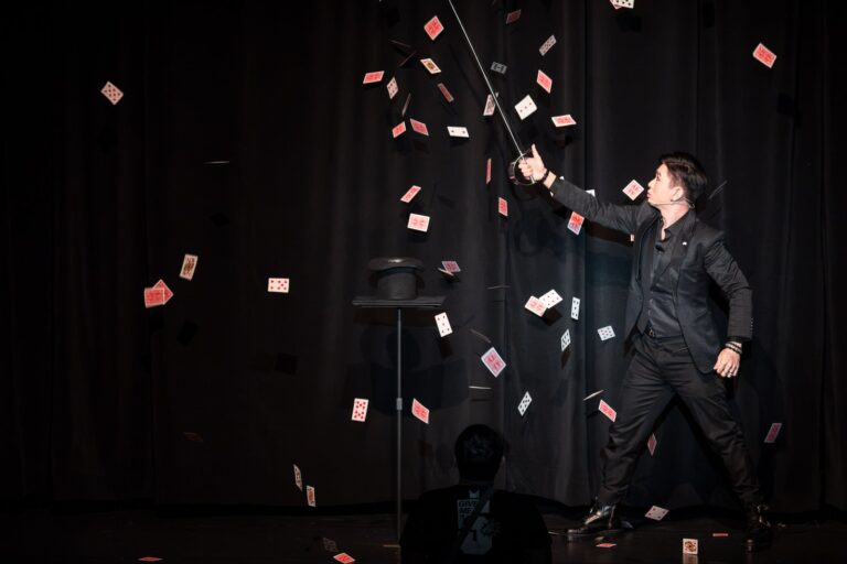 《魔法之夜》桃園市政府文化局演藝廳,魔術師陳漩揮劍,撲克牌在空中散開