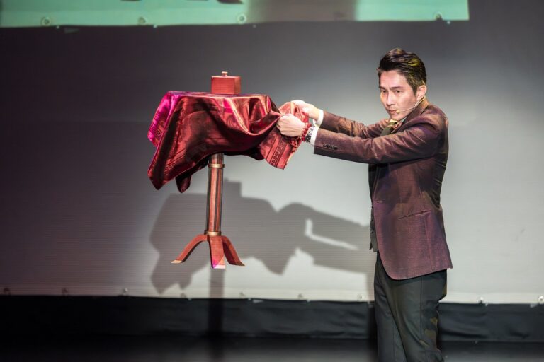 《魔法之夜》桃園市政府文化局演藝廳,魔術師幾米表演浮桌