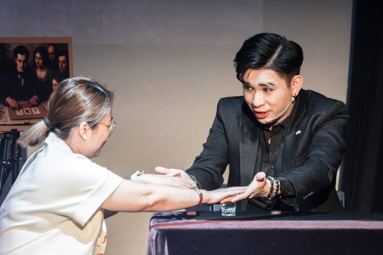 《魔法之夜》桃園市政府文化局演藝廳,魔術師邀請觀眾上台近距離互動
