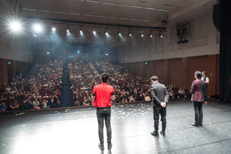 《魔法之夜》桃園市政府文化局演藝廳,魔術師從舞台望向觀眾席