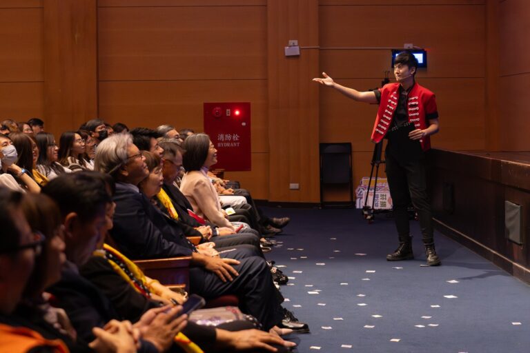 桃園市政府文化局演藝廳「誠信點亮舞台・拒私菸反詐騙」宣導活動,魔術師走下舞台與觀眾互動