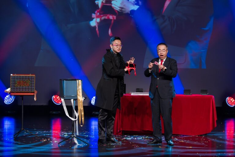 北區國稅局宣導活動,魔術師柏翰與上台的貴賓一起表演魔術