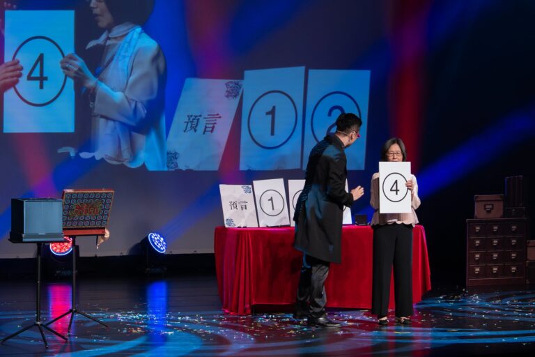 桃園市政府文化局演藝廳宣導活動,台上揭曉寫有數字的「預言」字卡