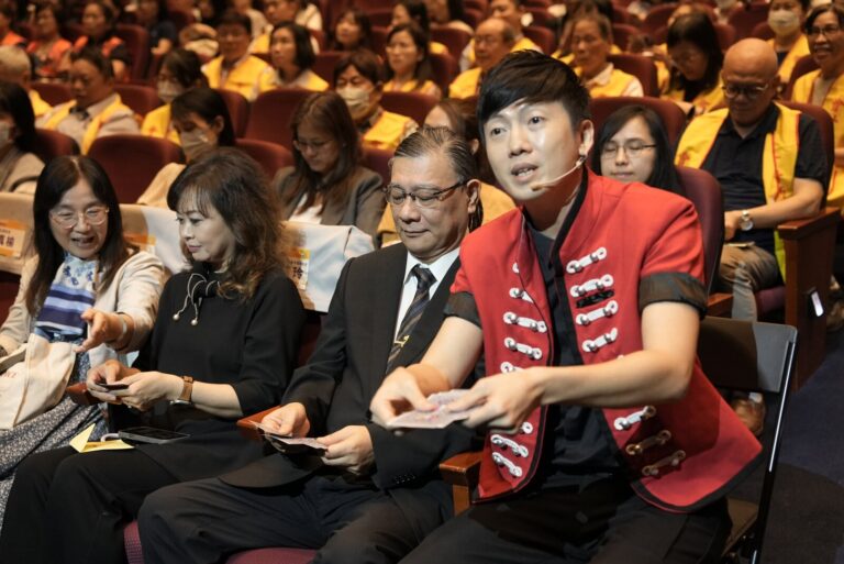 「誠信點亮舞台・拒私菸反詐騙」宣導活動,魔術師在桃園市政府文化局演藝廳觀眾席與貴賓互動