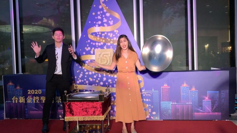 2020 台新金控聖誕祭,魔術師在聖誕樹前表演,推車上的銀色餐蓋