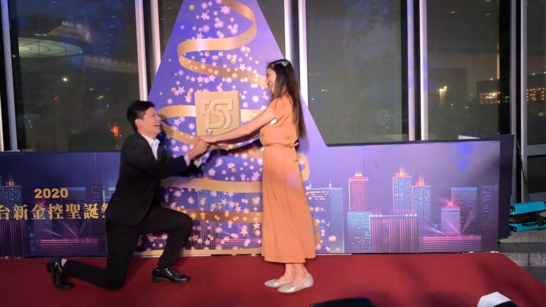 2020 台新金控聖誕祭情境魔術,魔術師在聖誕樹背板前單膝跪下