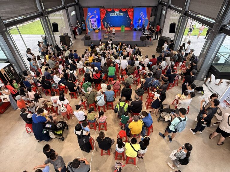 2026 盛保羅魔幻藝術節,中原文創園區 13 倉舞台前的親子觀眾俯拍遠景