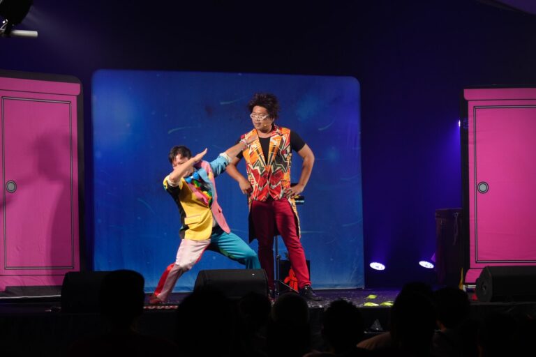 2026 盛保羅魔幻藝術節,丑角演員在中原文創園區 14 倉魔幻大劇場表演