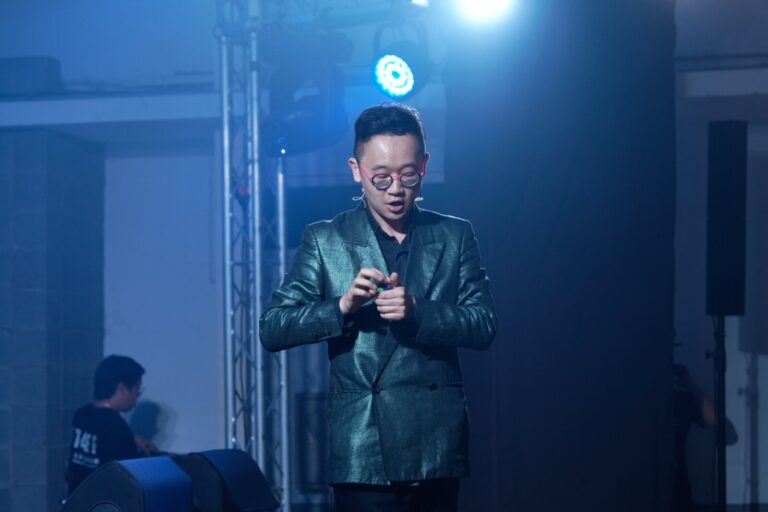 2026 盛保羅魔幻藝術節中原文創園區室內劇場,魔術師在藍光中表演