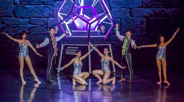 2018 年義大遊樂世界《魔幻兄弟》,魔術師與舞者在發光幾何道具前演出