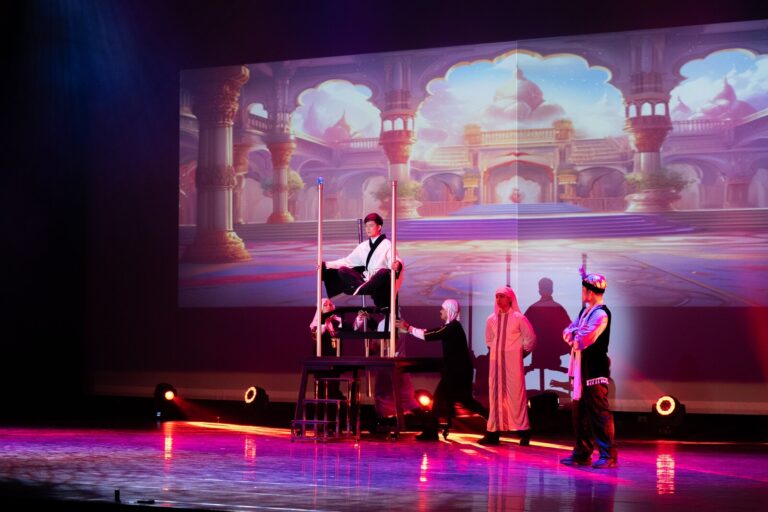 2023 年中壢藝術館《魔幻時空》,投影布景前的魔術演出