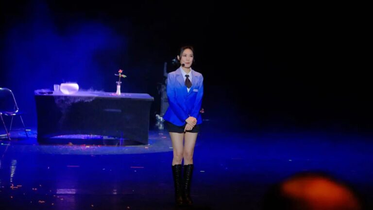 2024 新北市藝文中心演藝廳《全明星魔術秀》女魔術師在藍光煙霧中登場