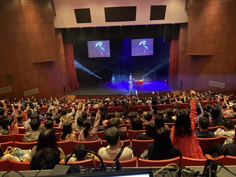 《全明星魔術秀》新北市藝文中心演藝廳演出中的觀眾席全景