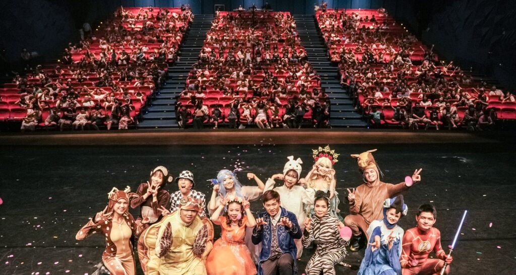 《魔法師的考驗－地球危機！》臺中市屯區藝文中心謝幕，全體演員在舞台前緣合影，背後是觀眾席