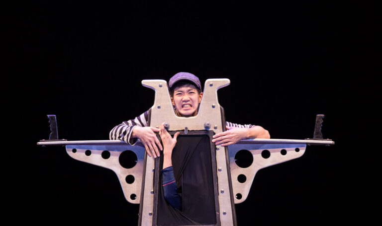 《傳奇》中壢藝術館,條紋衣演員的刑台魔術