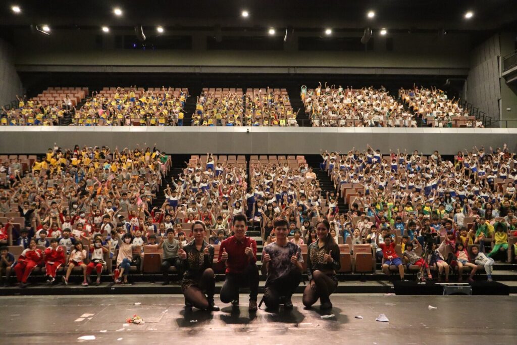 2019 牽手進劇場《魔幻兄弟》,桃園展演中心展演廳台上演員與學生觀眾席