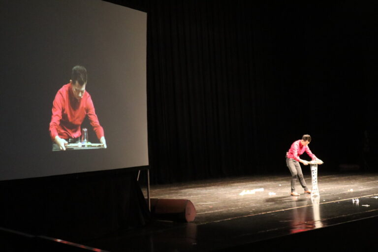 桃園展演中心展演廳《魔幻兄弟》,魔術手法同步投影在大螢幕