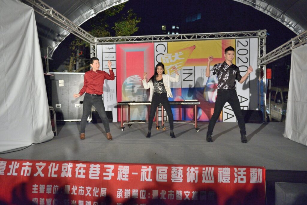2020 文化就在巷子裡《魔幻兄弟》臺北南港戶外舞台，三位魔術師在紅門道具前