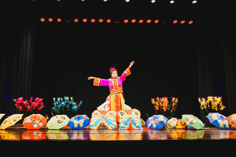 桃園市政府文化局演藝廳《2020魔幻公演》,桐花傘段落的戲曲造型演員