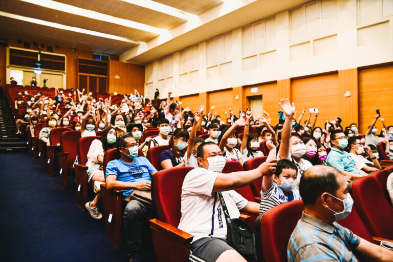 桃園市政府文化局演藝廳《2020魔幻公演》,戴口罩的觀眾舉手互動