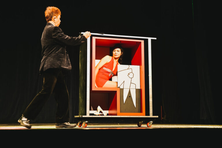 桃園市政府文化局演藝廳《2020魔幻公演》,美女拼圖