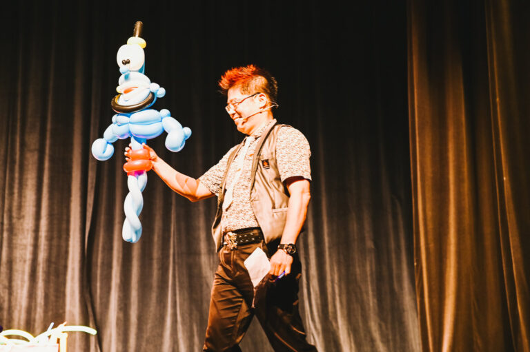 《2020魔幻公演》桃園市政府文化局演藝廳,喬克叔叔舉起機器人造型氣球