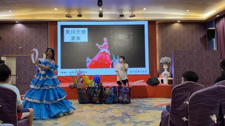 《魔法客家人》向陽農場演出,氣球天使家家的造型氣球秀