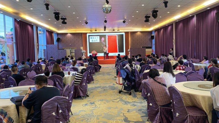 桃園觀音向陽農場室內餐廳,《魔法客家人》演出現場全景