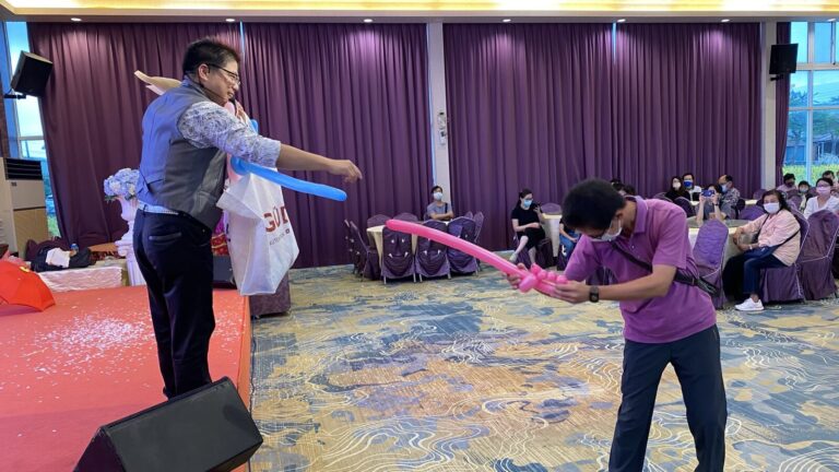 《魔法客家人》向陽農場,魔術師邀觀眾上台拉長條氣球