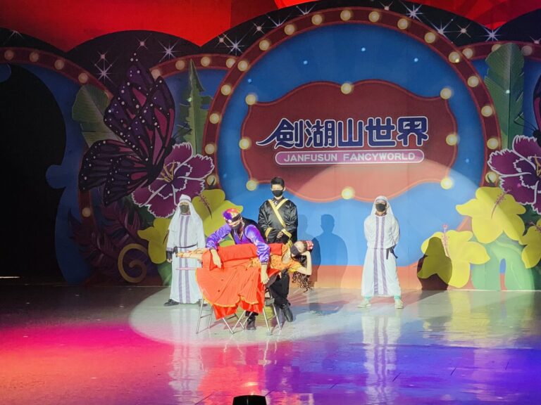 劍湖山世界《奇幻魔術秀》,異國風白袍角色與紅箱群戲