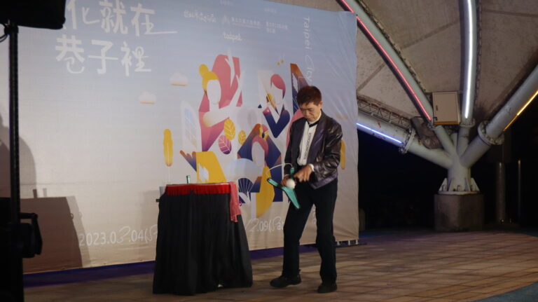 文化就在巷子裡《全明星魔術秀》南港場，紅桌旁的魔術表演