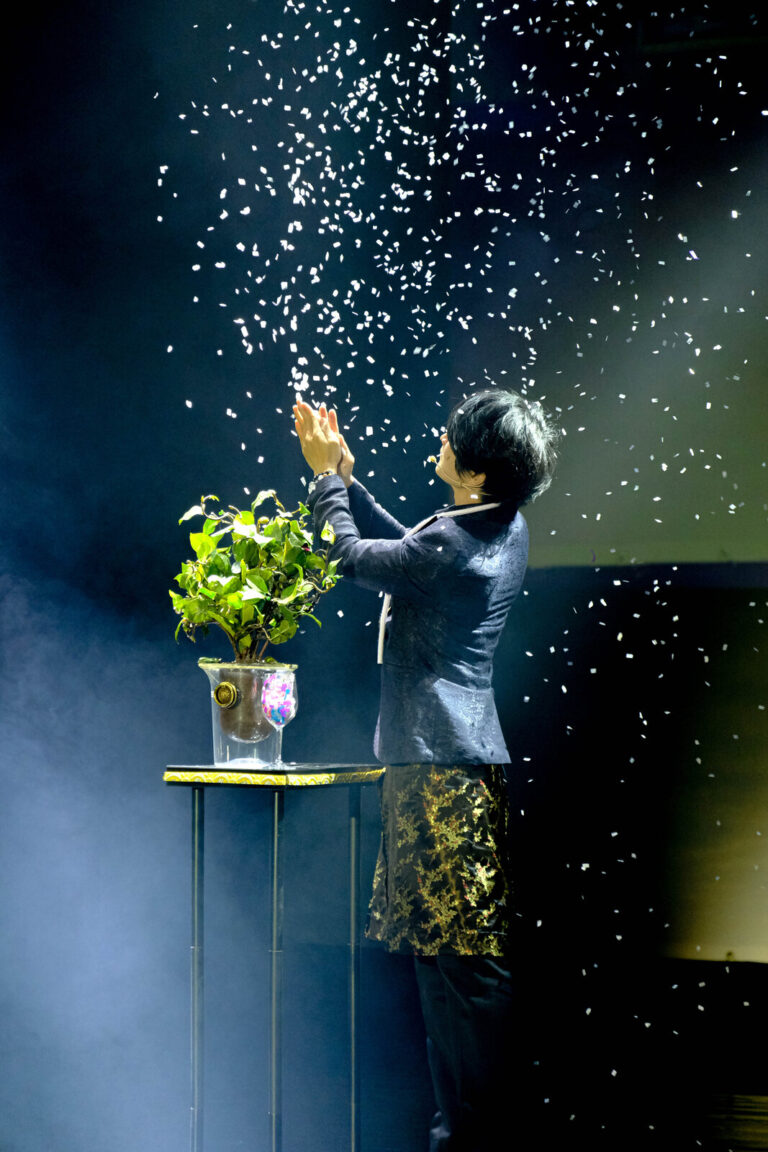 《全明星魔術秀》桃園市政府文化局演藝廳,魔術師在盆栽前灑出紙雪