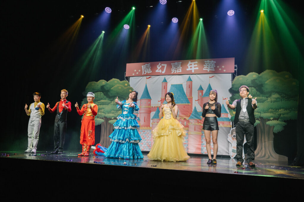 《魔幻嘉年華》2023 桃園市政府文化局演藝廳,全體演出人員在城堡布景前亮相