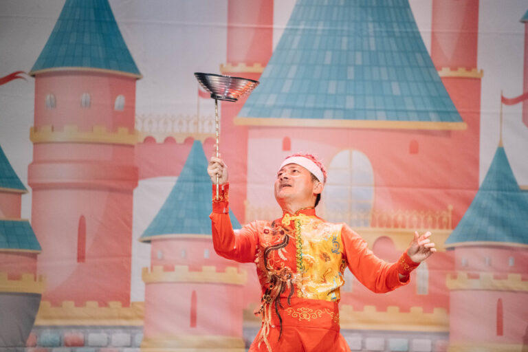 《魔幻嘉年華》桃園市政府文化局演藝廳,長桿頂盤的轉盤特技
