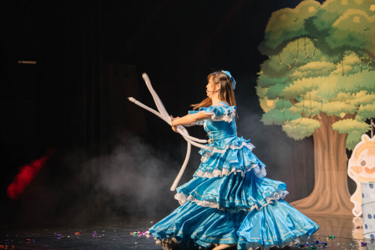 《魔幻嘉年華》桃園市政府文化局演藝廳,藍衣氣球天使的造型氣球秀