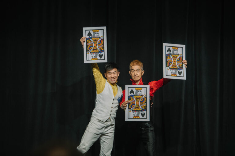 《魔幻嘉年華》桃園市政府文化局演藝廳,兩位表演者舉著三張大撲克牌
