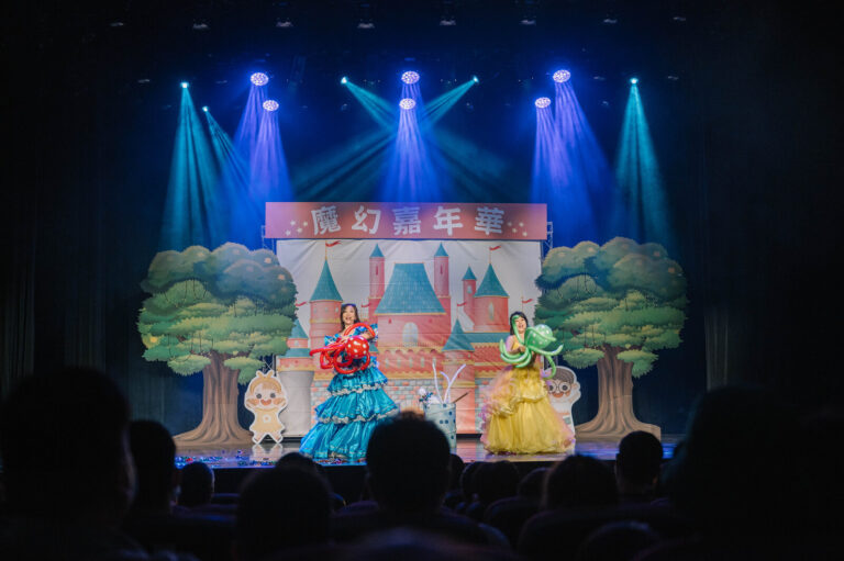 《魔幻嘉年華》桃園市政府文化局演藝廳,從觀眾席後方望向城堡布景舞台