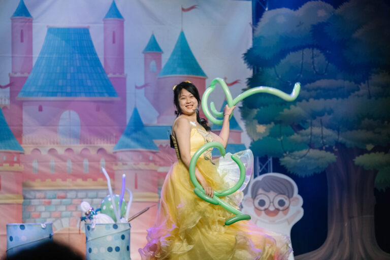 《魔幻嘉年華》桃園市政府文化局演藝廳,黃衣氣球天使