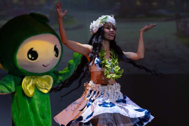 《魔幻時空》中壢藝術館演出,綠色精靈與草裙舞者